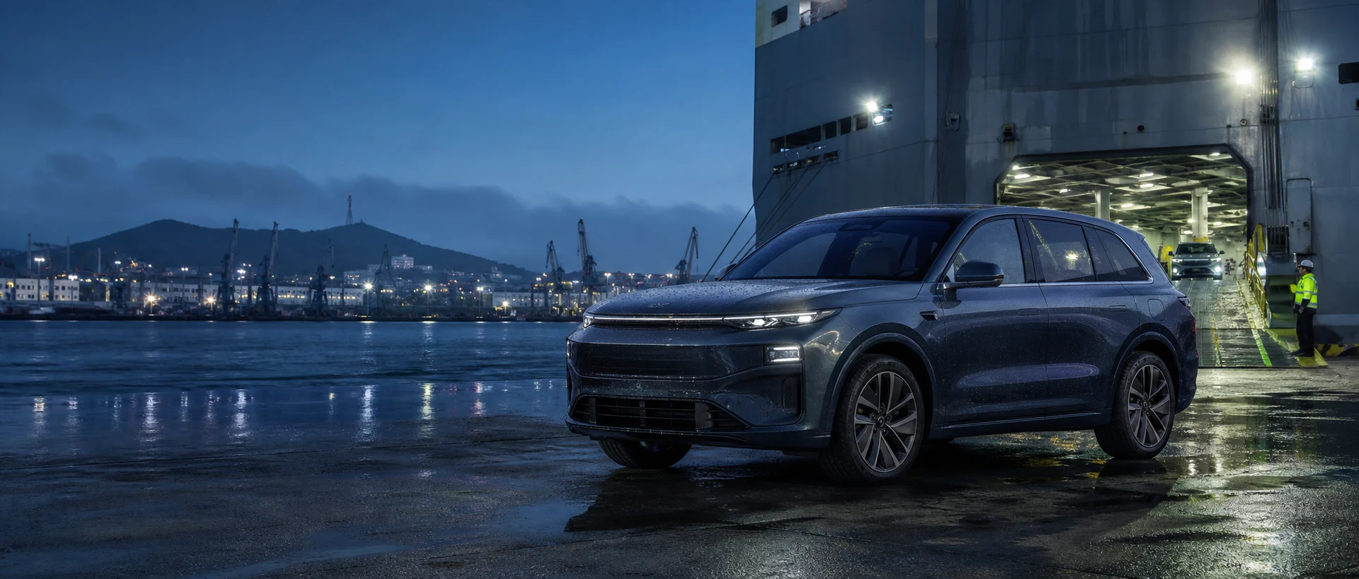 Автомобиль KAIRO DRIVE у терминала разгрузки